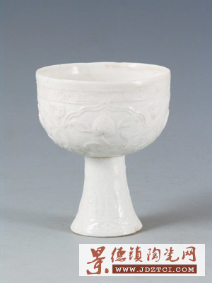 青白釉印花荔枝紋高足杯